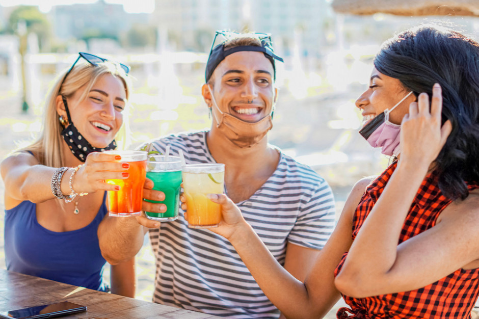 Lokale gastronomiczne w prawie wszystkich regionach mogą serwować posiłki przy stolikach ustawionych na zewnątrz, fot. Shutterstock Włochy: Milion osób po raz pierwszy od pół roku zjadło kolację w restauracji