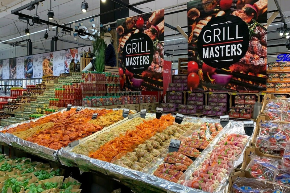 40% Polaków planuje rozpoczęcie sezonu grillowego w maju, fot. materiały prasowe Specjalne oznaczenia promują ofertę grillową sieci Carrefour