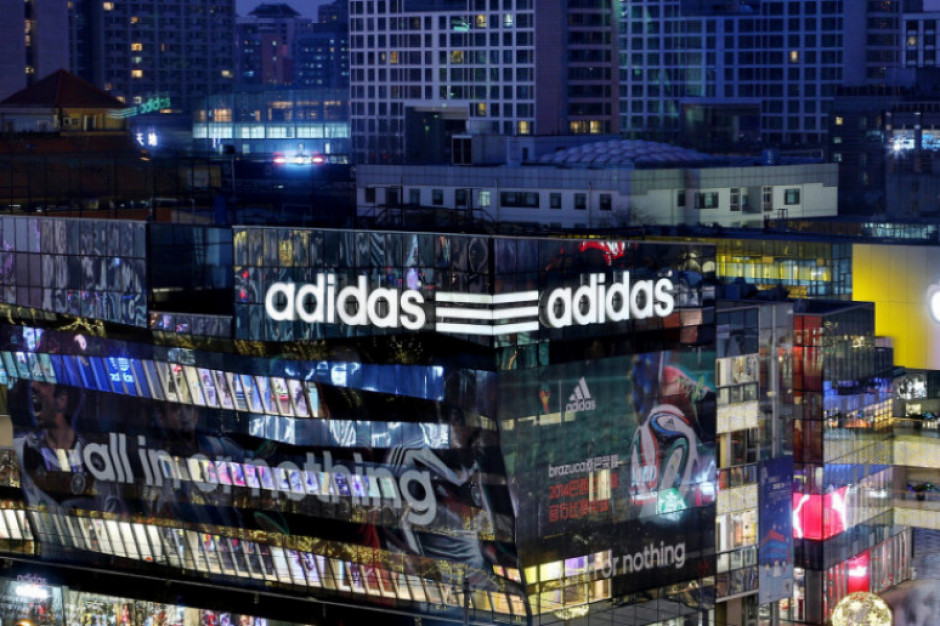 fot. Adidas sięga po kolory Lego, shutterstock Adidas z kolekcją butów w kolorach Lego