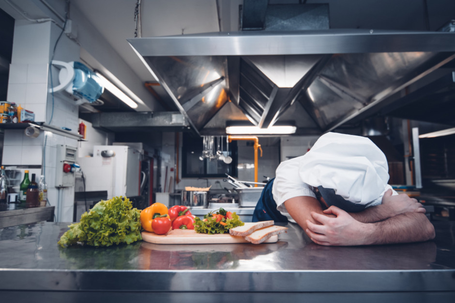 Młodzi ludzie nie wykazują przesadnej chęci w pracach dorywczych; fot. shutterstock Trwają poszukiwania pracowników tymczasowych. Młodzi nie chcą wracać do horeca