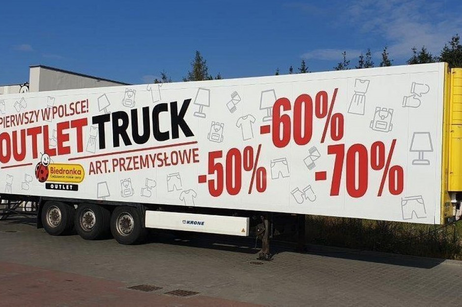 Outlet Truck Biedronki z ofertą przecenionych artykułów przemysłowych, fot. materiały prasowe Mobilne outlety Biedronki znów wyjeżdżają w Polskę