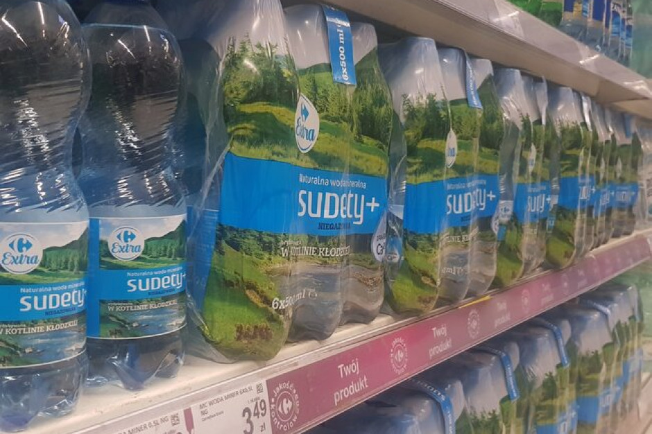 W minionym roku Carrefourowi udało się zredukować masę opakowań marki własnej aż o 20,5 tony, fot. mat. pras. Butelki marki własnej Carrefour z mniejszą ilością plastiku