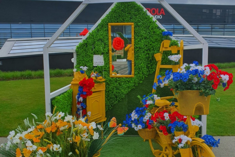 Galeria Północna z ogrodem gigantycznych kwiatów. Na spacery i na sesję zdjęciową!