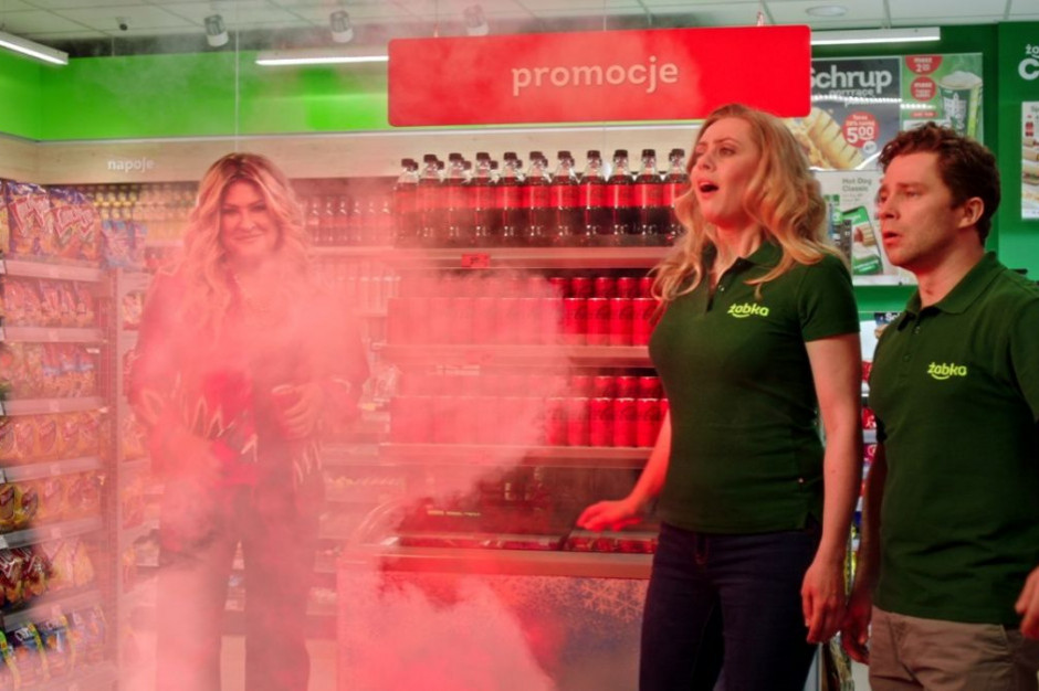 Coca-Cola w swojej kampanii stawia na zachęcenie konsumentów do spróbowania nowego smaku, fot. materiały prasowe Beata Kozidrak współpracuje z Żabką i Coca-Colą