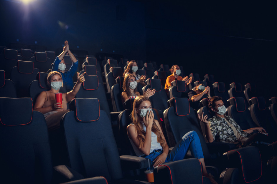 Rząd łagodzi obostrzenia, fot. shutterstock Obostrzenia: Rząd przyspiesza otwieranie kin i siłowni