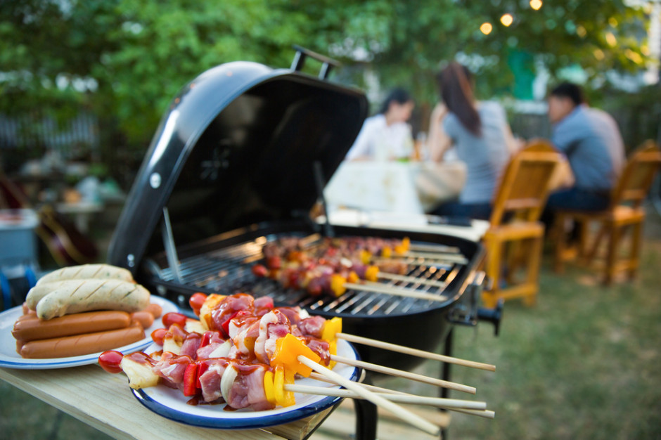 Polacy planują wydać na grillowanie więcej pieniędzy niż przed rokiem; fot. shutterstock Badanie: Zakupy na grilla przede wszystkim w Biedronce