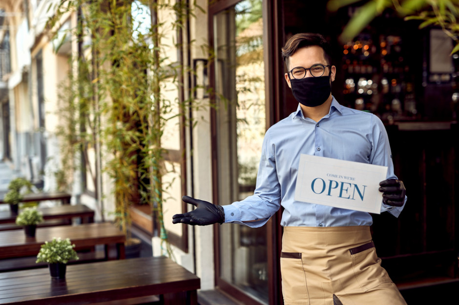 Od soboty 15 maja będą mogły być otwarte na świeżym powietrzu ogródki w restauracjach, fot. shutterstock W sobotę zdejmiemy maseczki i pójdziemy do restauracji pod chmurką