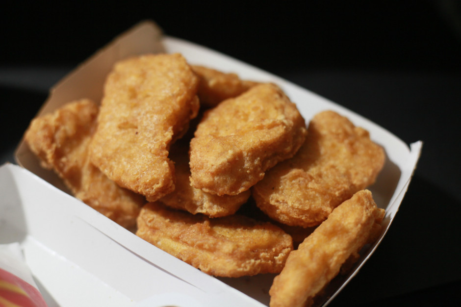 Cena wyjściowa za nuggeta wynosiła 99 centów, a cena sprzedaży - 99 997 dolarów; fot. zdjęcie posiłku z McDonald's; shutterstock Sprzedano nuggeta z McDonald's za 100 tys. dolarów. Powód? podobieństwa do postaci z gry wideo