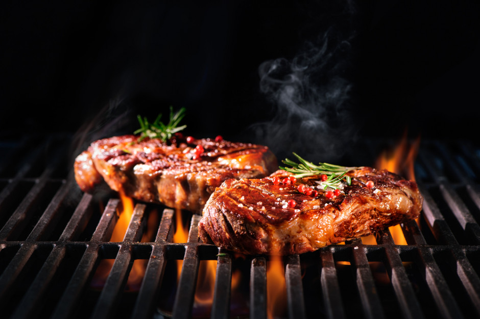 „Pre-cook” to metoda marynowania, przyprawienia i wstępnej obróbki termicznej mięs; fot. shutterstock Cedrob i Prymat we wspólnym grillowym projekcie