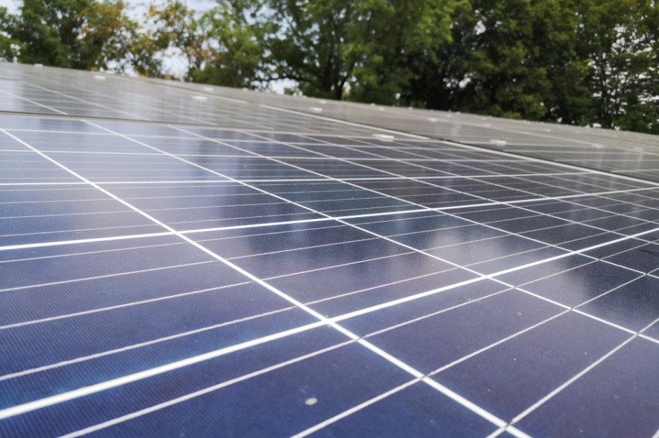 PSS Społem w Stalowej Woli oszczędza energię, fot. Shutterstock Fotowoltaika w obiektach PSS Społem w Stalowej Woli