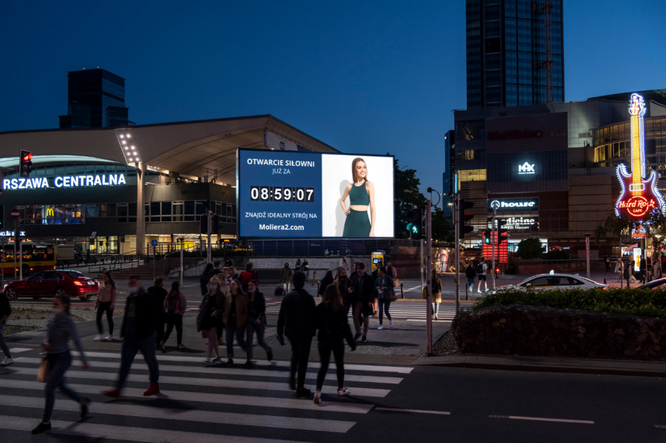 fot. Moliera2.com z reklamą komentującą bieżące sytuacje