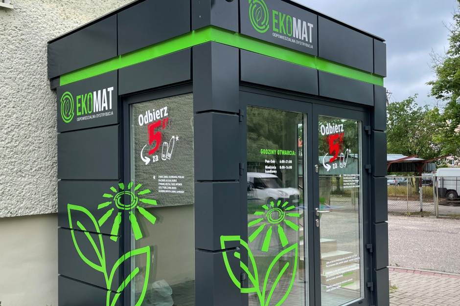Do automatu można wrzucić blisko 50 formatów plastikowych butelek i aluminiowych puszek. Fot. materiały prasowe Przed sklepem Chorten stanął butelkomat