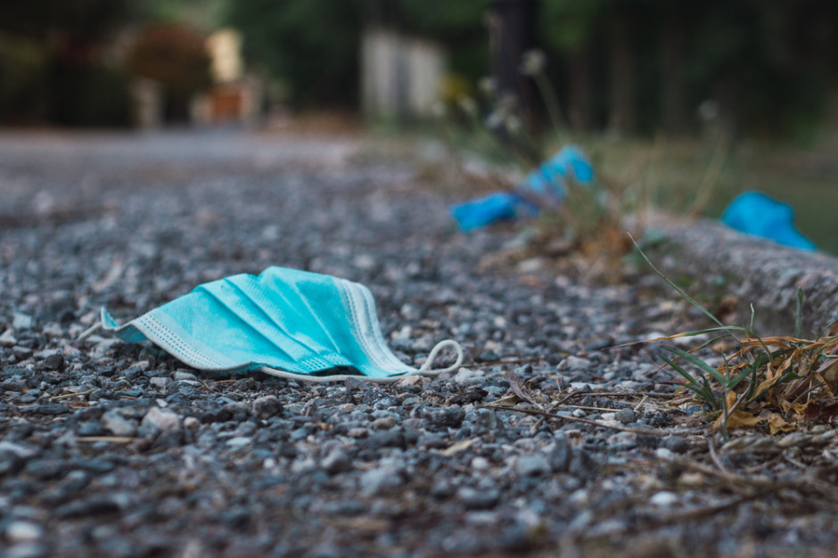 Maseczki denerwują Polaków, fot. shutterstock Obowiązek noszenia maseczki denerwuje 48 proc. Polaków