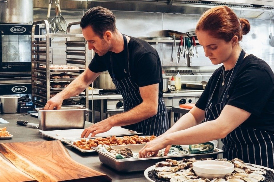 W III kwartale 2021 roku osoby poszukujące pracy w restauracjach i hotelach mogą liczyć na stosunkowo wysoką liczbę ofert, fot. mat. pras. Co piąty pracodawca HoReCa szuka nowych rąk do pracy