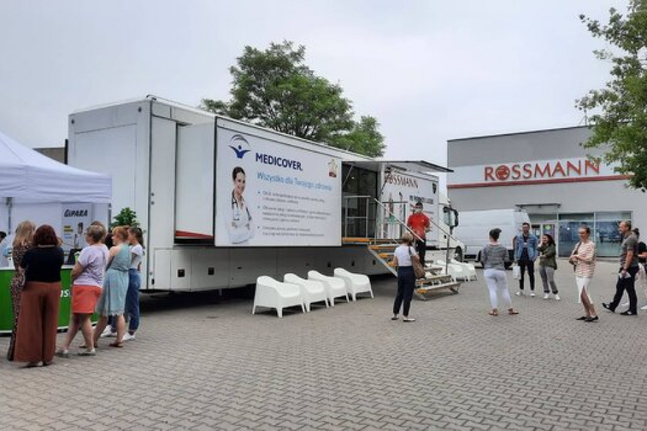 Mobilne Miasteczko Zdrowia i Sportu w Rossmannie, fot. materiały prasowe Rossmann organizuje mobilny punkt badań dla swoich pracowników