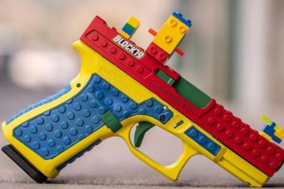 Culper Presition wyprodukowł pistolet, który wygląda jak zabawka z klocków Lego. Fot.culperpresition/instagram Prawdziwy pistolet imituje zabawkę z klocków. Lego protestuje