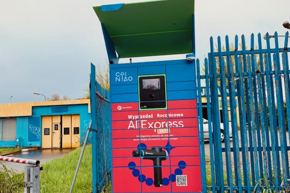 Na zdjęciu maszyna AliExpress na warszawskich Bielanach, fot. dlahandlu.pl Gminy liczą na dodatkowe podatki z paczkomatów. Nawet 2 tys. zł za urządzenie