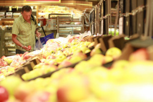 W czerwcu średnie ceny w sklepach spożywczych spadły o 6 proc. mdm