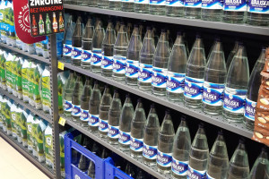 Carrefour wprowadza wodę w butelkach zwrotnych