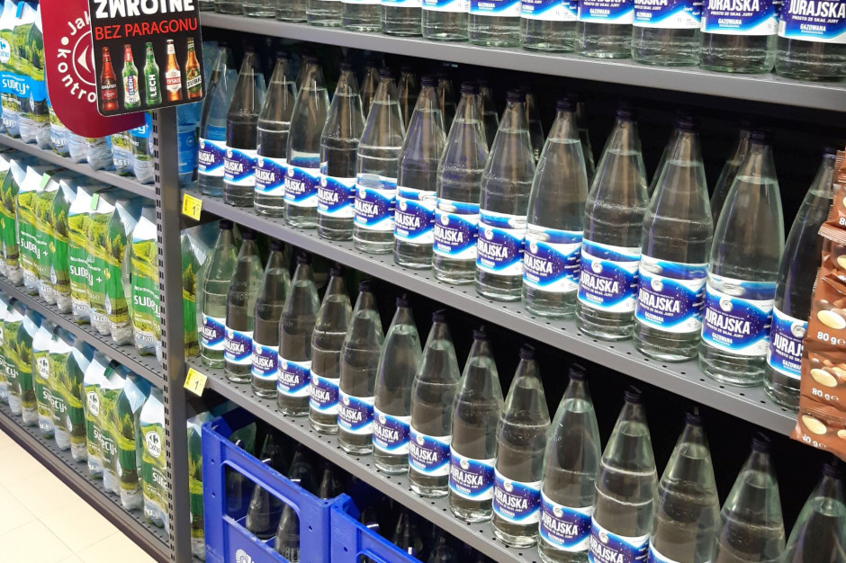 Na półkach Carrefour pojawiła się woda gazowana w szklanych butelkach zwrotnych. Fot. materiały prasowe Carrefour wprowadza wodę w butelkach zwrotnych