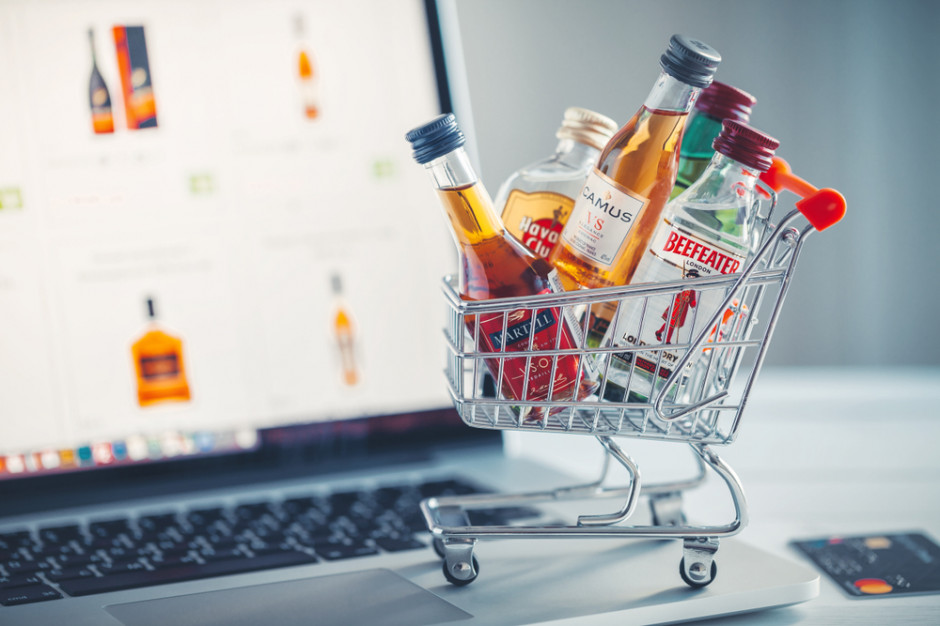 Sprzedaż napojów alkoholowych za pośrednictwem Internetu jest sprzeczna z prawem, fot. shutterstock MRPiT ws. e- sprzedaży alkoholu: Zdrowie obywateli ma pierwszeństwo przed aspektami handlowymi