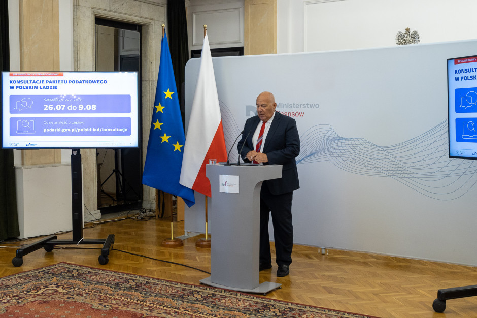 Minister Tadeusz Kościński podczas konferencji, fot. za gov.pl 1 stycznia mają wejść w życie przepisy podatkowe Polskiego Ładu (projekt ustawy)