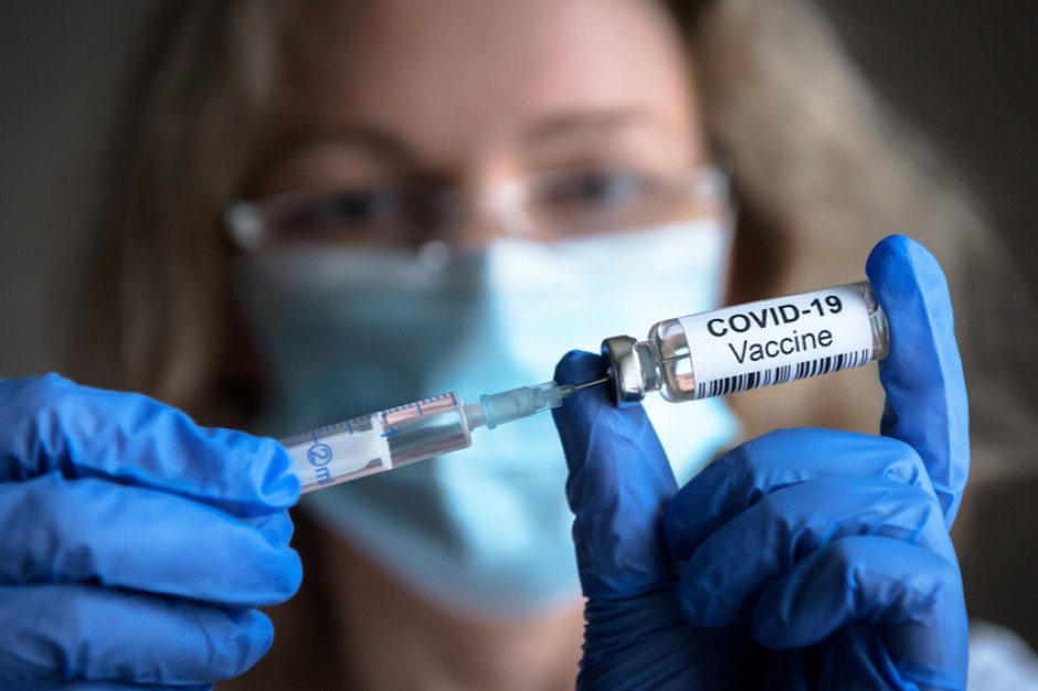 Doradca premiera ds. COVID-19 prof. Andrzej Horban przyznał, że to ostatni dzwonek, żeby podjąć decyzję w sprawie obowiązkowych szczepień dla różnych grup zawodowych, fot. Shutterstock Obowiązkowe szczepienia dla pracowników handlu?