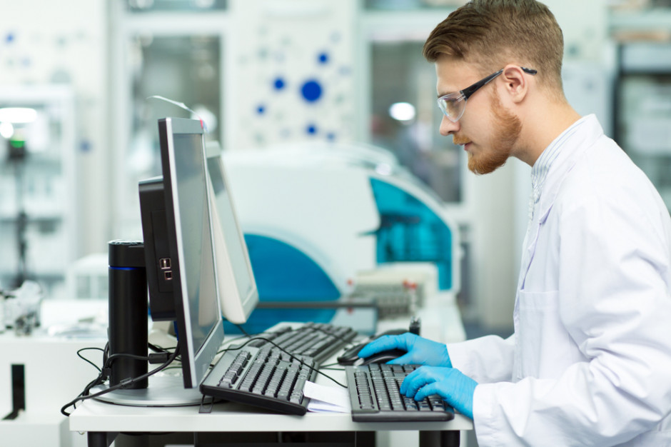 Obecny niedobór specjalistów wynika przede wszystkim z przyspieszenia realizacji projektów, które w wyniku pandemii COVID-19 zostały zawieszone. Fot. Shutterstock Specjaliści IT na szczycie profesji najtrudniejszych do zrekrutowania