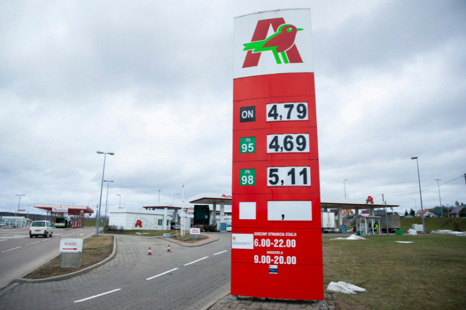 Stacja paliw Auchan w Białymstoku, fot. shutterstock 190 pracowników stacji paliw Auchan w Polsce ma nowego pracodawcę