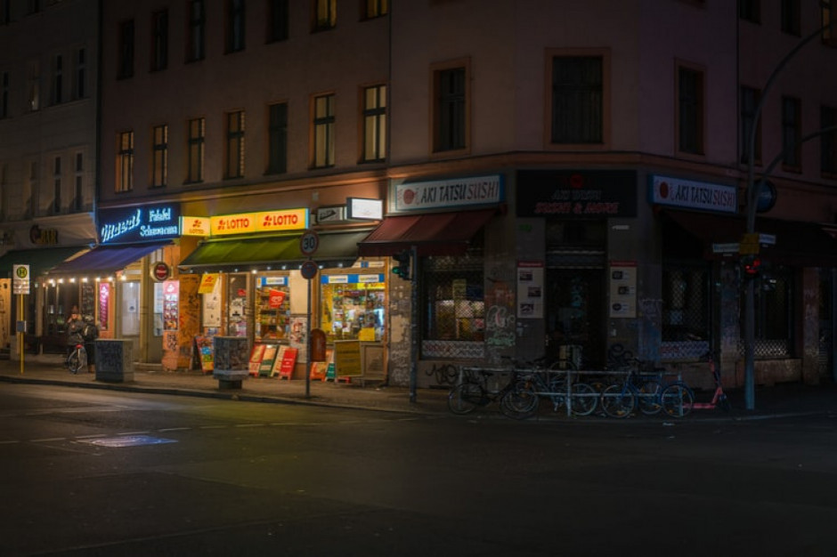 Konflikt o zasady obowiązujące w pandemii koronawirusa w barze w Berlinie zaostrzył się do tego stopnia, że aby "pomścić" klientów wyrzuconych z powodu odmowy włożenia maseczek, pojawiło się około 100 ich kolegów / fot. unsplash Klienci baru wyrzuceni za brak maseczek, wrócili z odwetem