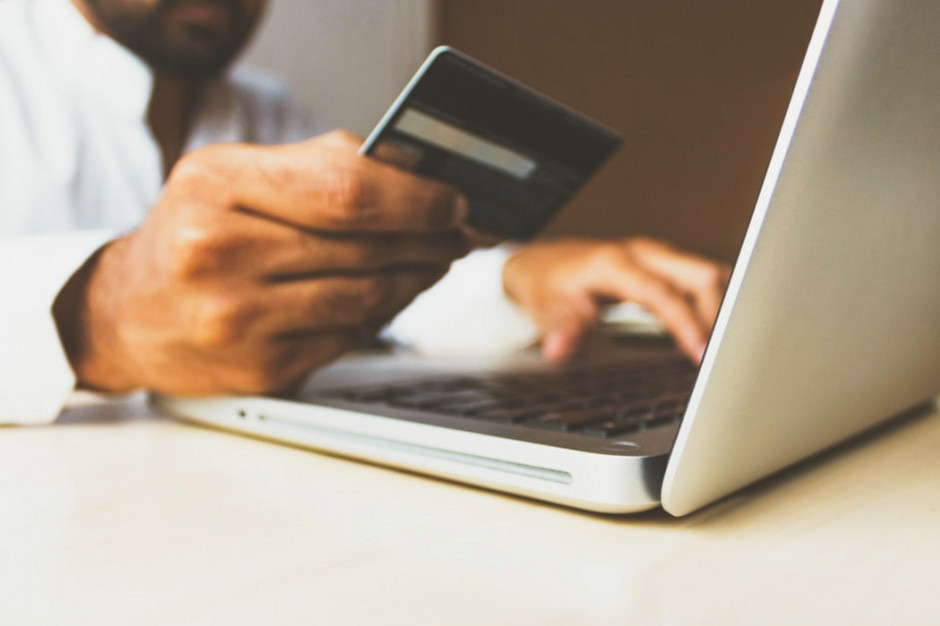 W lipcu zakupy online były mniej popularne, fot. unsplash Spadek sprzedaży online w lipcu, wzrosty jedynie w kategorii odzież i obuwie
