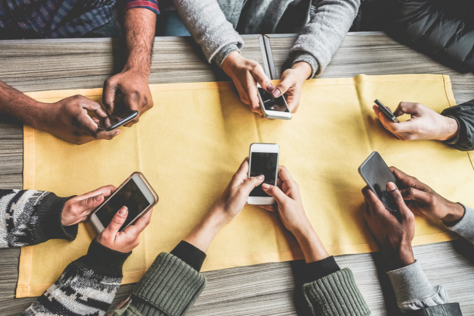 Sam “lans” to dziś za mało, coraz bardziej liczy się wartościowa treść o charakterze edukacyjnym, fot. Shutterstock Influencerzy w kampaniach muszą być wiarygodni
