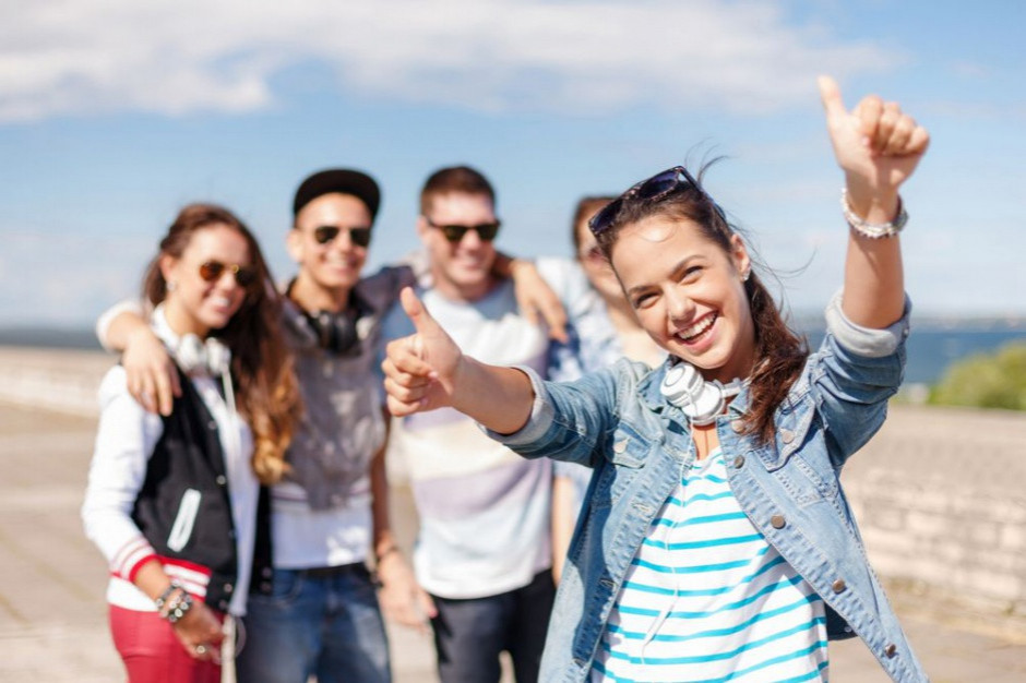 Aż 73 proc. reprezentantów polskiego Pokolenia Z wykorzystuje social media jako główne źródło informacji czy inspiracji, fot. Shutterstock Młodzi konsumenci oczekują dobrego produktu w rozsądnej cenie
