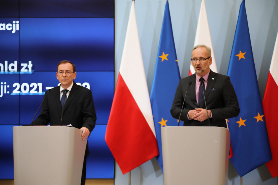 Niedzielski: Przedłużamy obecne obostrzenia do końca września. fot. PAP/Wojciech Olkuśnik Do końca września dotychczasowe regulacje w zakresie obowiązujących obostrzeń