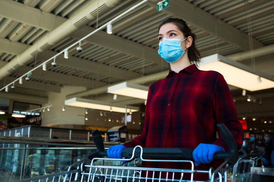 Projekt PRCH ma na celu promocję noszenia masek przez klientów w centrach handlowych, fot. Shutterstock Centra handlowe promują noszenie maseczek
