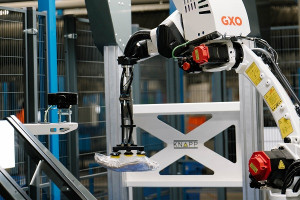 Mechaniczne ramię robota pomaga w obsłudze logistycznej e-commerce
