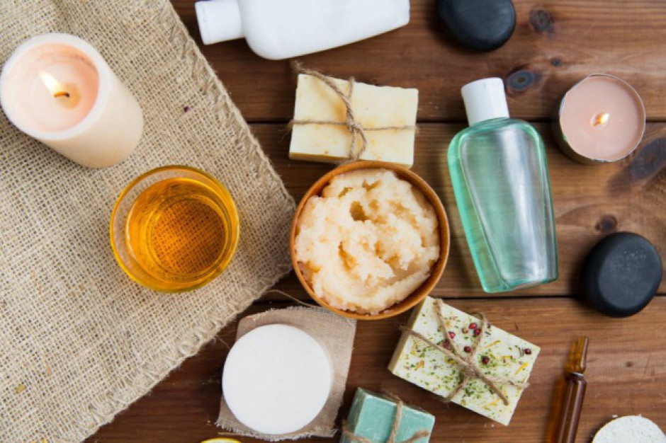 Coraz więcej Polaków sięga po kosmetyki naturalne. Fot. Shutterstock Połowa konsumentów nie akceptuje swojego wyglądu. Marki mogą na tym zyskać