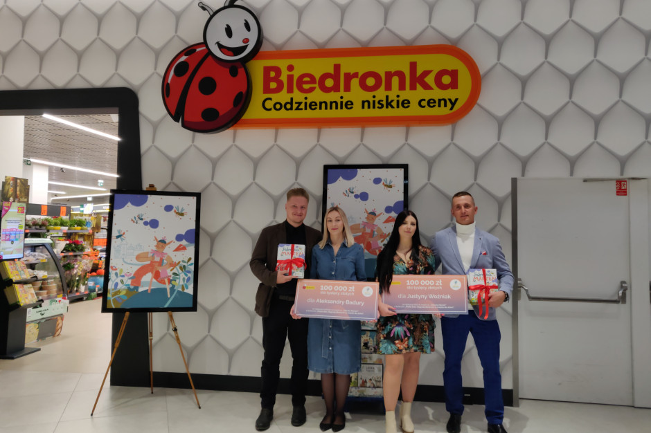 Justyna Woźniak oraz Aleksandra Badura - zwyciężczynie w 7. edycji konkursu Piórko, fot. mat. pras. Książka, która wygrała konkurs Piórko w ofercie Biedronki