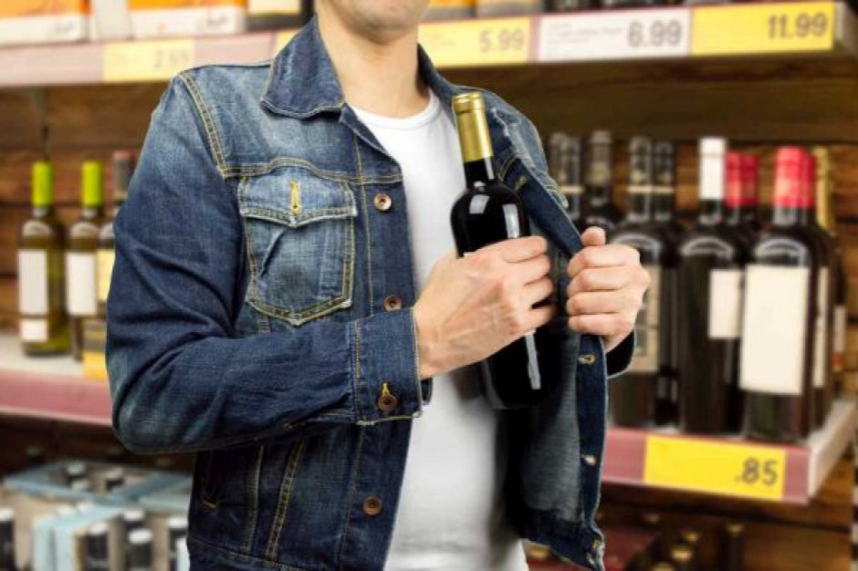 Alkohol coraz częściej „znika” z półek polskich sklepów; fot. shutterstock Alkohol łupem nr 1 sklepowych złodziei. Jak zabezpieczyć towar?