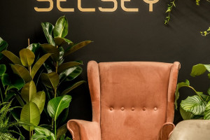 Selsey z biurem i showroomem w Carbon Tower