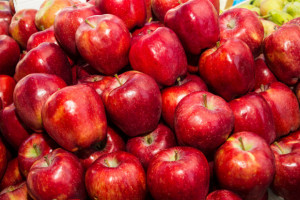 Sadownicy: Sieci proponują nam za jabłka mniej niż 1 zł, sprzedają po 3-4 zł