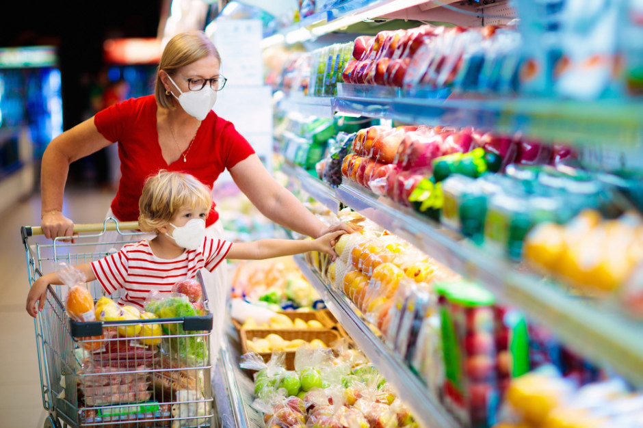 Paliwa i prąd drożeją. Czy sieci wezmą na siebie wzrost cen? Fot. Shutterstock Paliwa i prąd drożeją. Czy sieci wezmą na siebie wzrost cen?