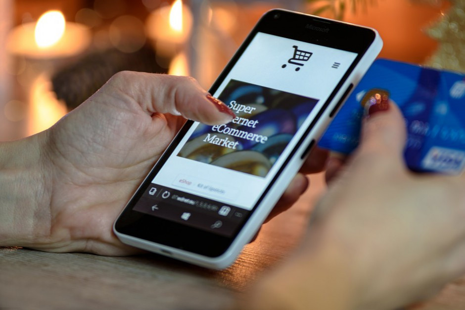 Media społecznościowe wywrócą tradycyjny handel?; fot. pixabay.com 30 proc. klientów przed zakupami radzi się social mediów, najwięcej Facebook'a i Youtube'a