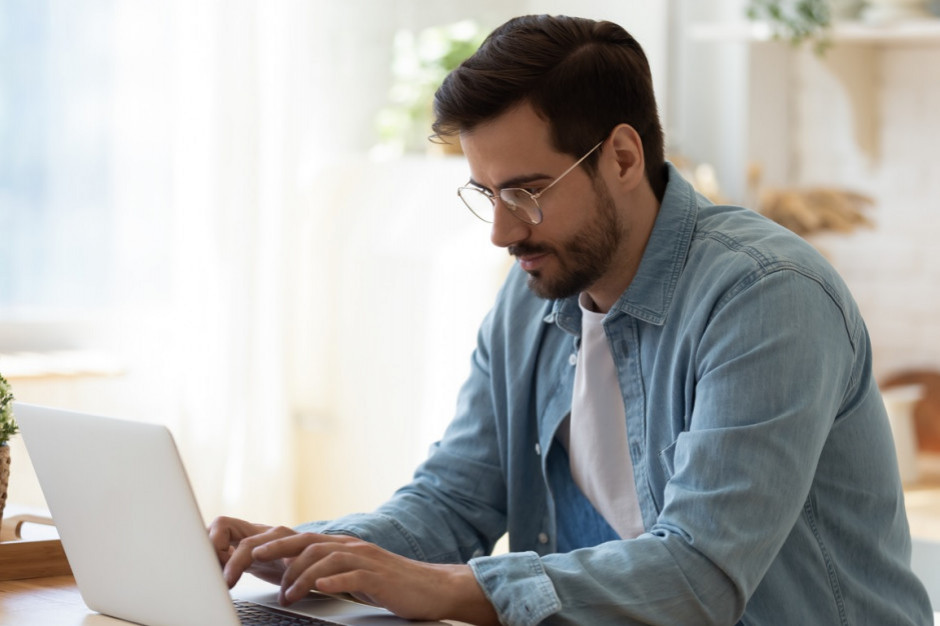 Prawie co piąty z młodych pracowników zmienił w czasie pandemii formę zatrudnienia u obecnego pracodawcy, fot. Shutterstock W pandemii łatwiej o etat, ale przybywa umów B2B