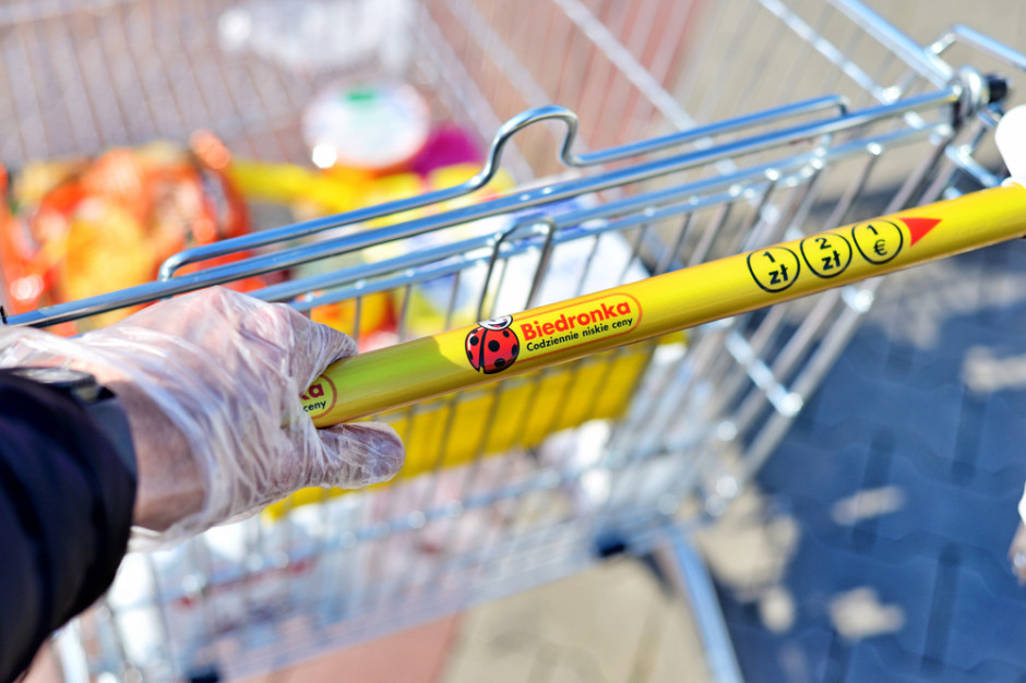 3 na 4 Polaków po codzienne zakupy spożywcze kieruje się do dyskontu; fot. shutterstock Ile zarabiają dyskonty w Polsce? Porównujemy wyniki Biedronki, Lidla, Aldi i Netto