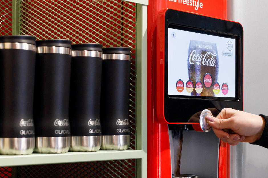 Stacja do napełniania butelek napojami koncernu Coca Cola, fot za Cocla Cola Coca-Cola testuje stację do samodzielnego napełniania butelek