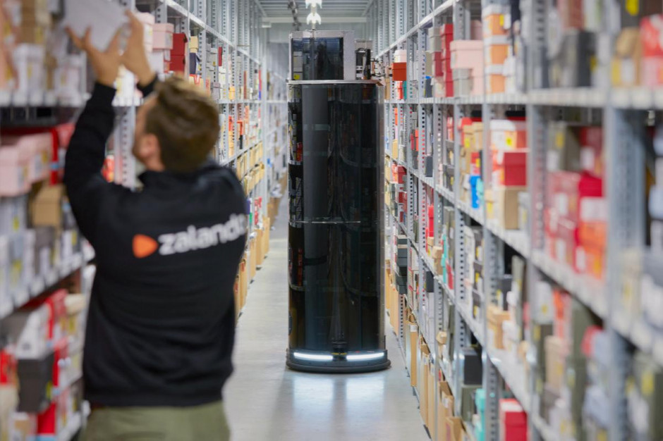 Ludzie i roboty wspólnie pracują w magazynach Zalando, fot. mat. prasowe Zalando zatrudnia roboty