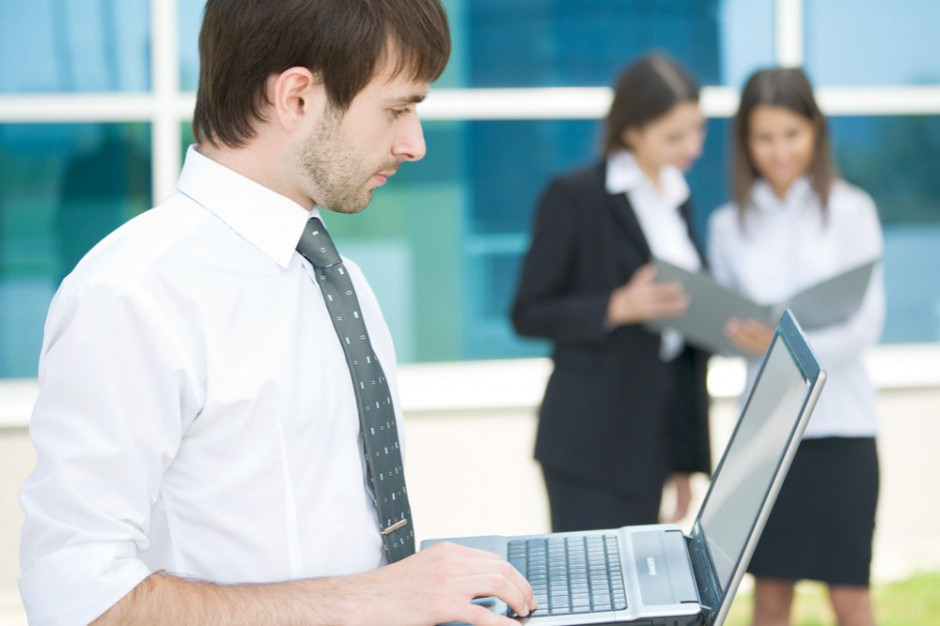 Zdecydowanie najpopularniejszą zachętą stosowaną przez polskich pracodawców (60%) są szkolenia, rozwój umiejętności i opieka mentorska. Fot. Shutterstock Jak firmy przyciągają wykwalifikowanych pracowników?