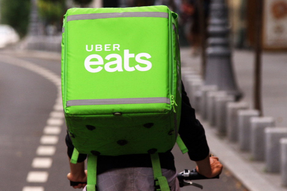 Carrefour współpracuje z UberEats, fot. Shutterstock Carrefour przyspiesza z dostawą, ale nie w Polsce
