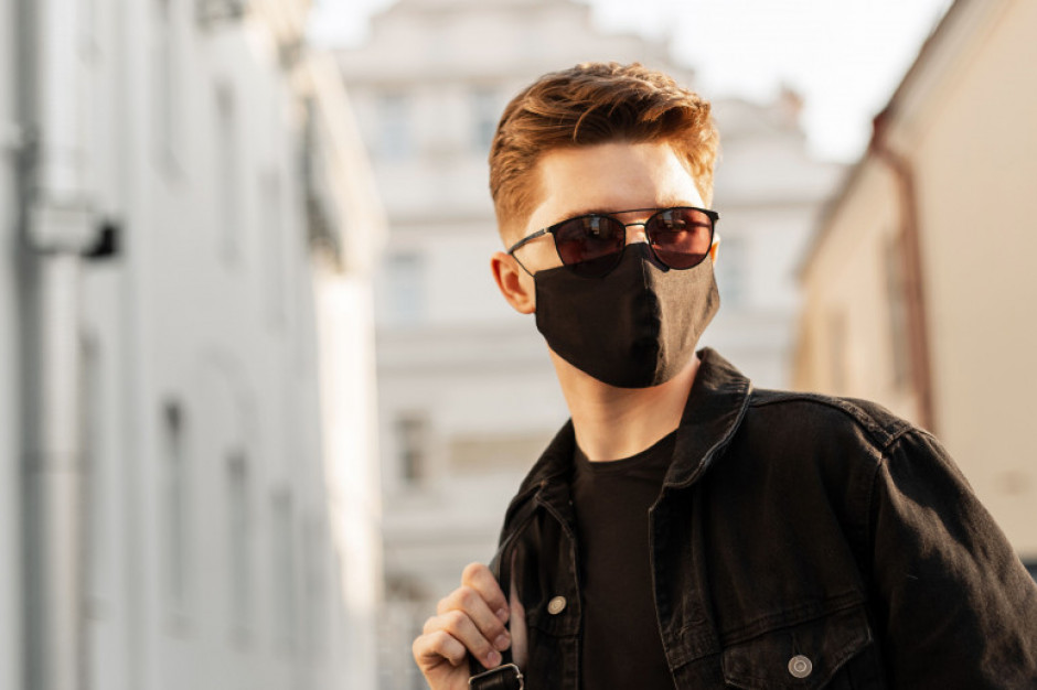 W ciągu ostatniej doby policja 7 tys. razy interweniowała wobec osób, które nie przestrzegają zasłaniania nosa i ust. Fot. Shutterstock Policja będzie w galeriach kontrolować noszenie maseczek